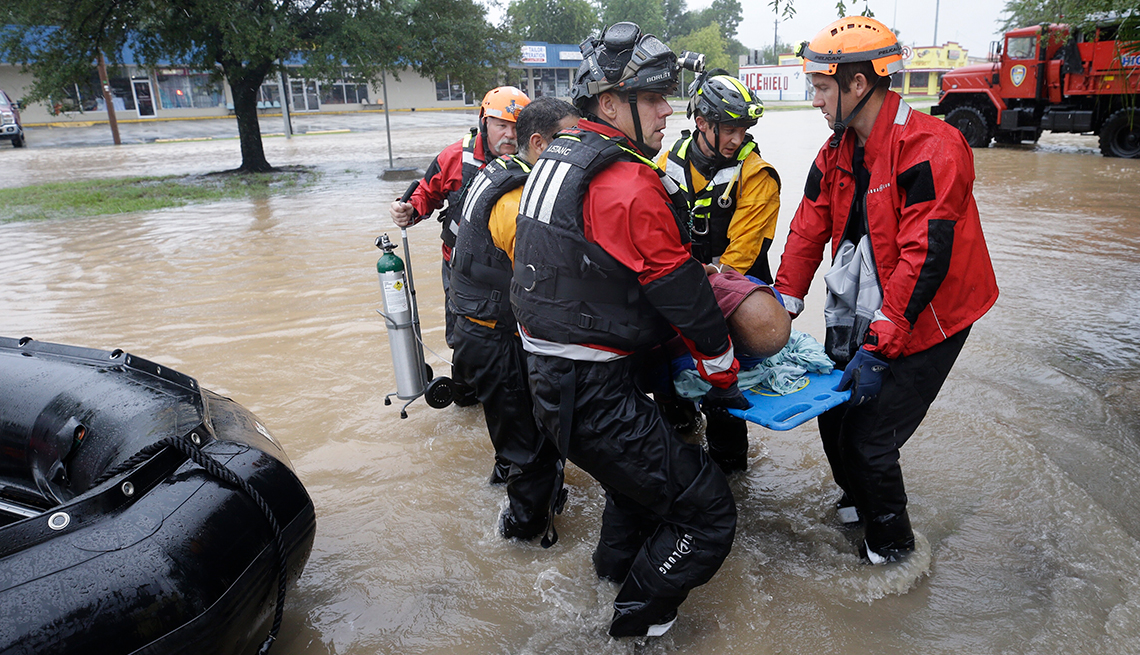 Rescatistas llevan a una víctima del huracán Harvey en una camilla
