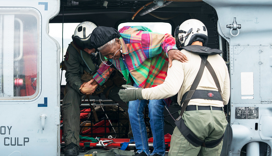 Personal médico transportando a una persona afectada vía aérea