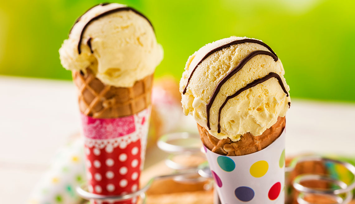 Dos conos de helado de vainilla con chocolate