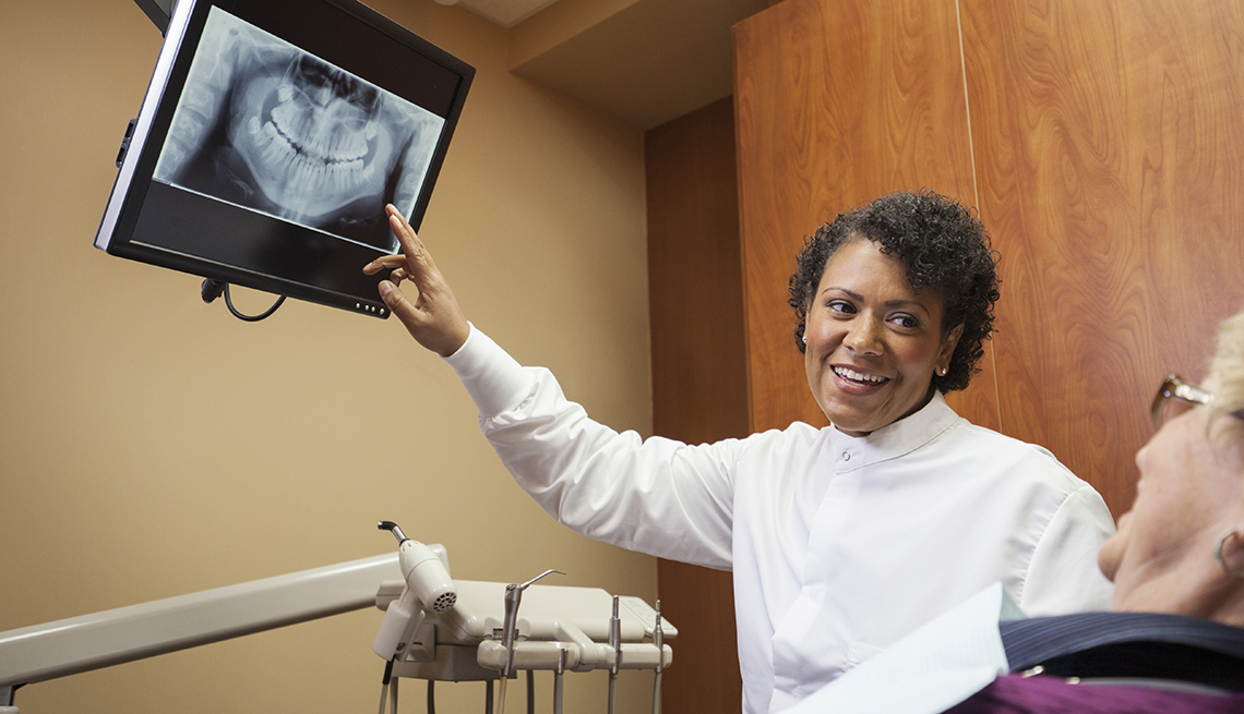 Dentista mostrando una radiografía a su paciente