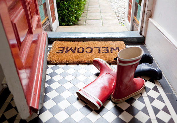 Quítese los zapatos en la puerta principalpara evitar propagar elpol;en y los alergenos en su casa, esto puede agravar las alergias y el asma, además, mantienen sus pisos más limpios - Medidas saludables en 60 segundos