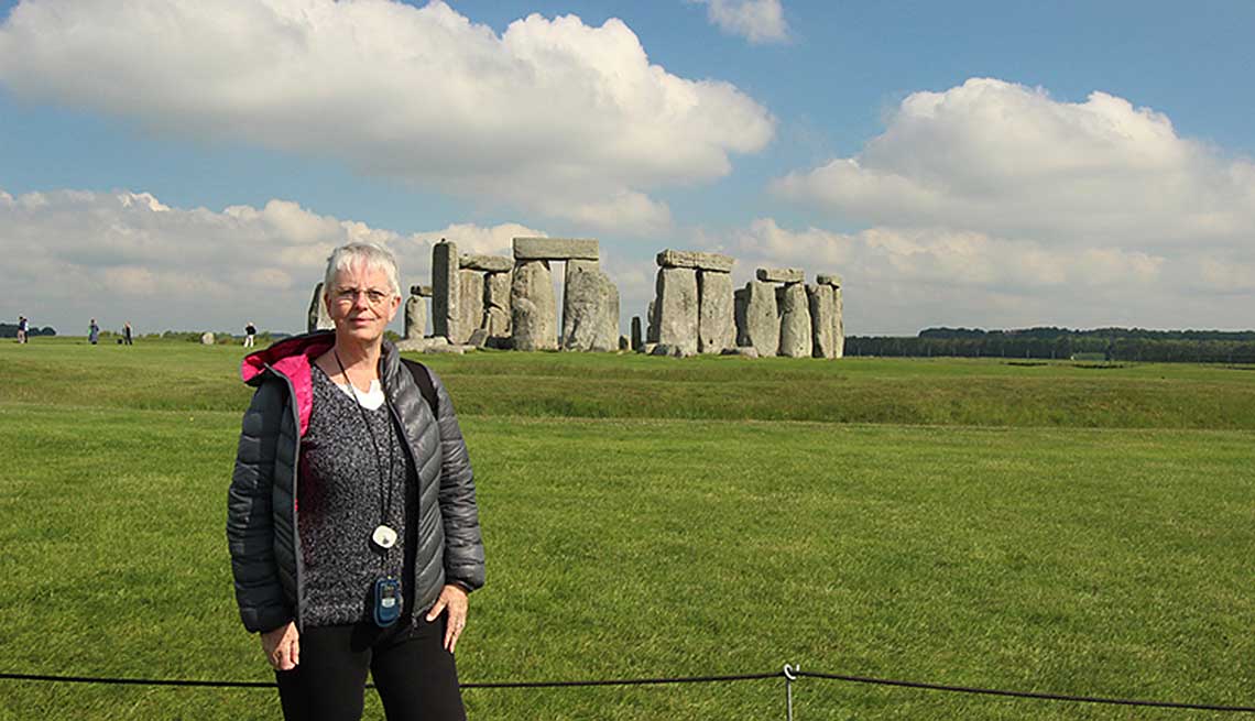 Barbara Weibel visitando las ruinas de Stonehenge