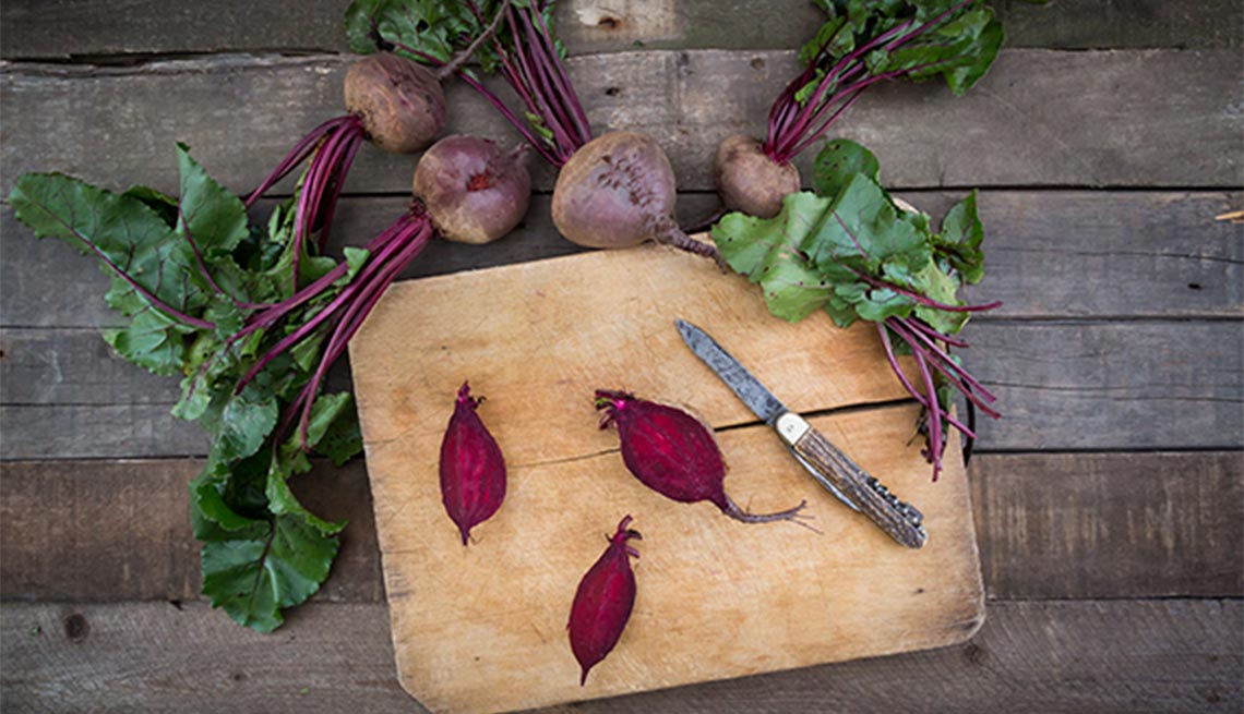 Beneficios increíbles de la remolacha - Tabla y cuchillo para picar alimentos
