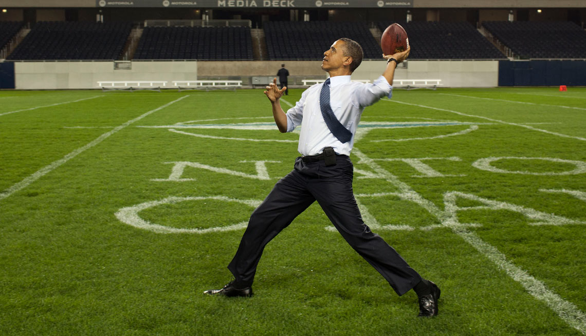 Presidente Barack Obama lanzando una bola de fútbol americano