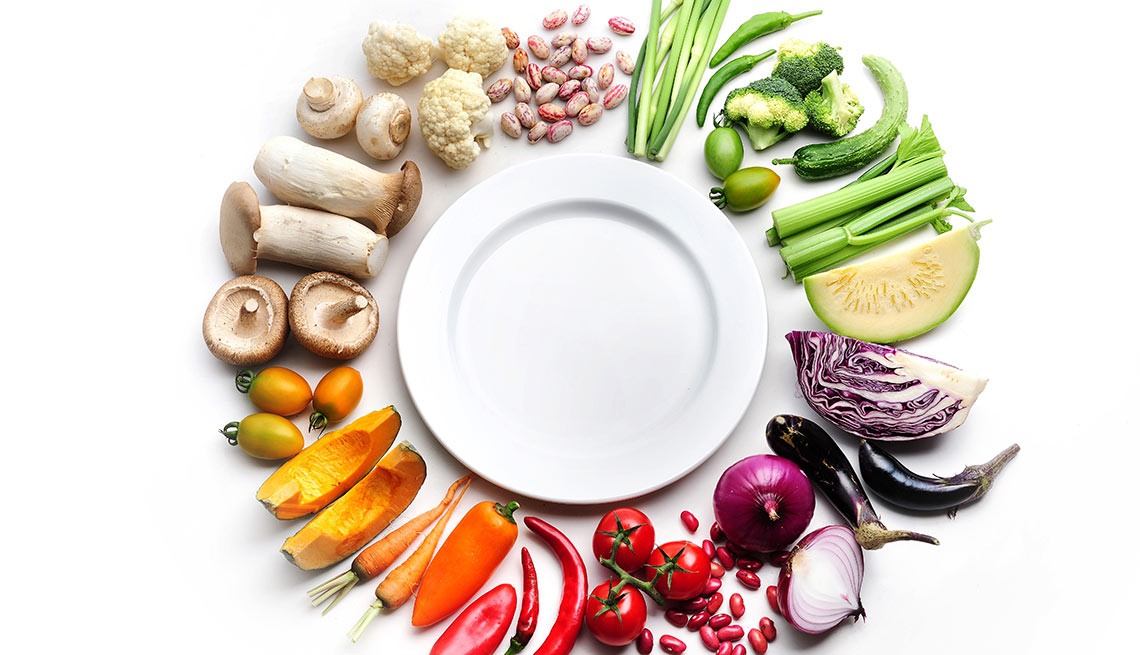 Vegetales y frutas rodeando un plato vacío al centro - Frutas y vegetales que podrían causar alergias