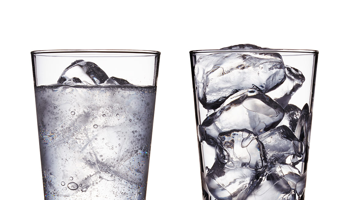 Un vaso con agua y otro con hielo