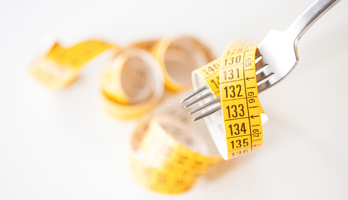 Tenedor y una cinta de medir - Perder peso es bueno para combatir la inflamación