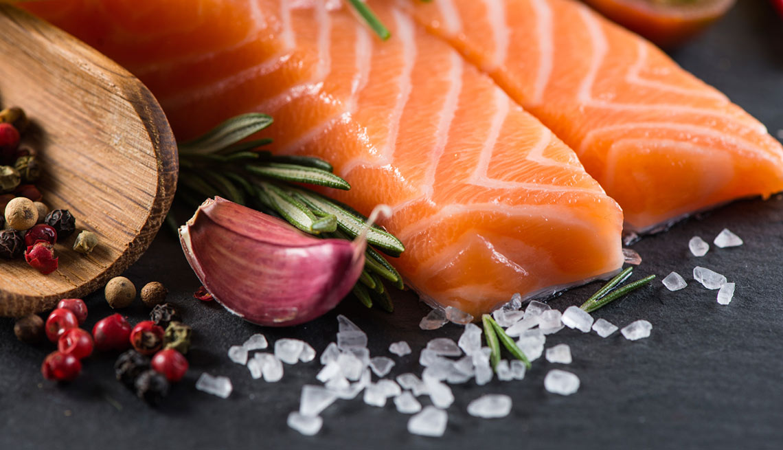 Rebanadas de salmón y otros condimentos