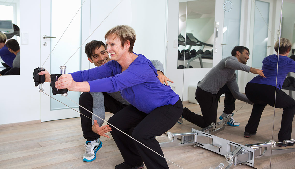 item 5 of Gallery image - Mujer madura haciendo ejercicios junto a un entrenador personal