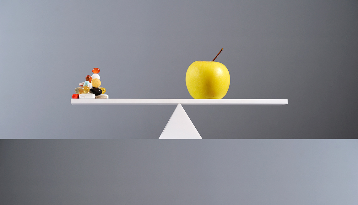 Dulces a un lado, manzana al otro en una balanza
