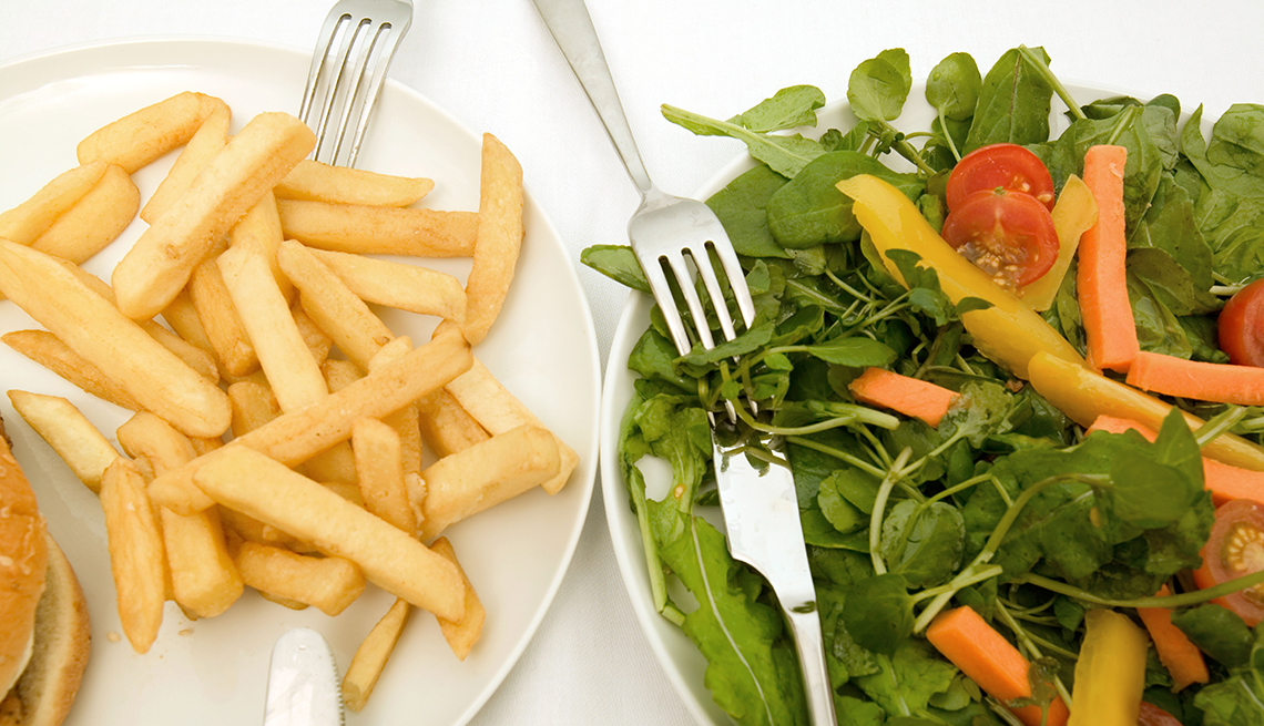 Papas fritas y ensalada saludable - Cómo tu dieta podría causar el desarrollo del Alzheimer