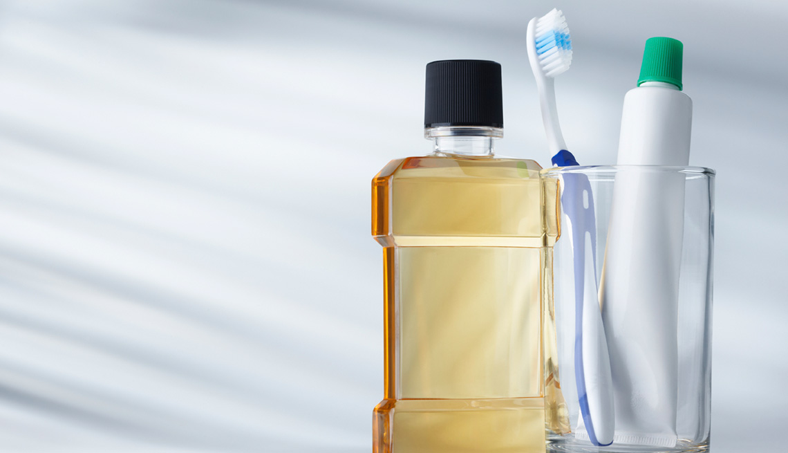 Enjuagador bucal, cepillo y pasta dental
