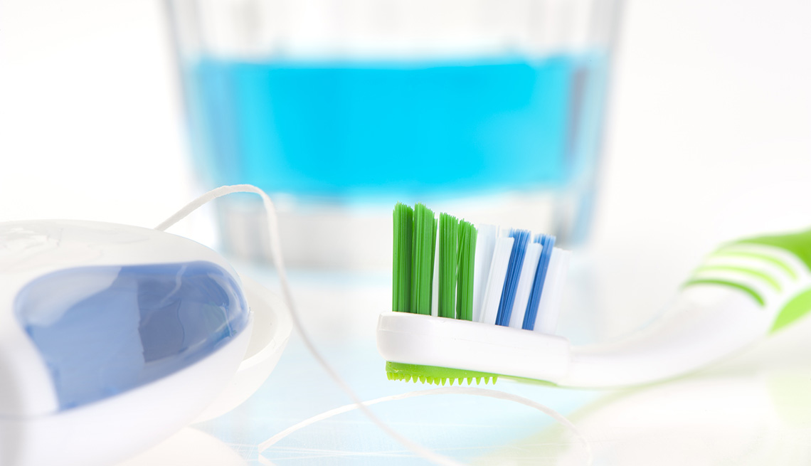 Hilo dental, cepillo y enjuagador bucal