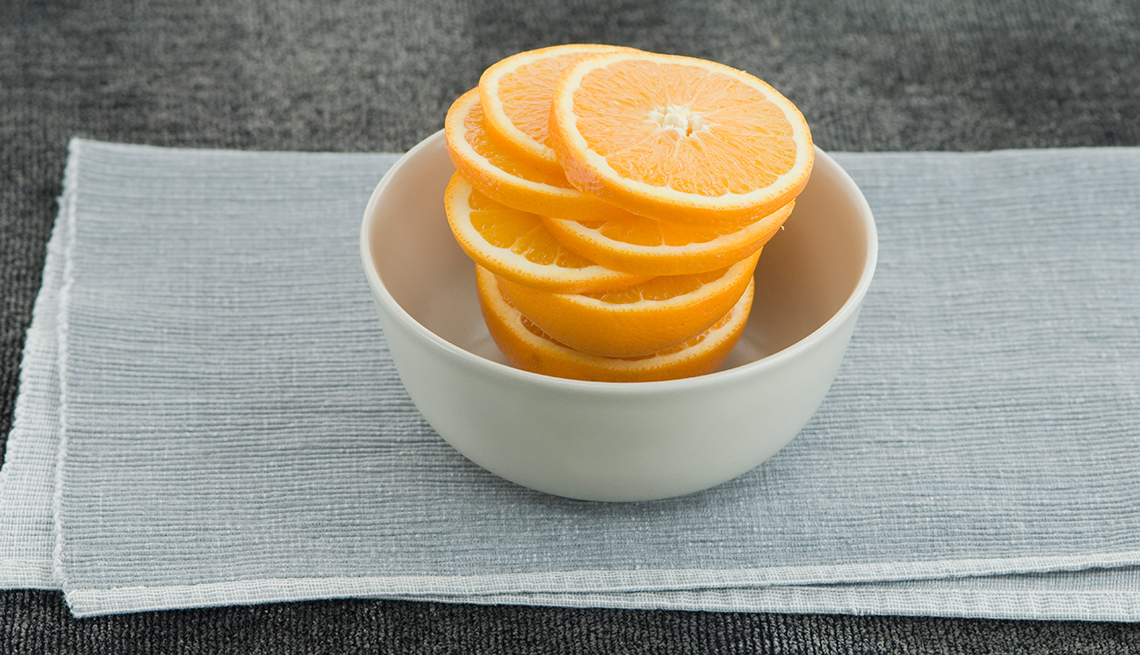 Naranja rebanada en un envase