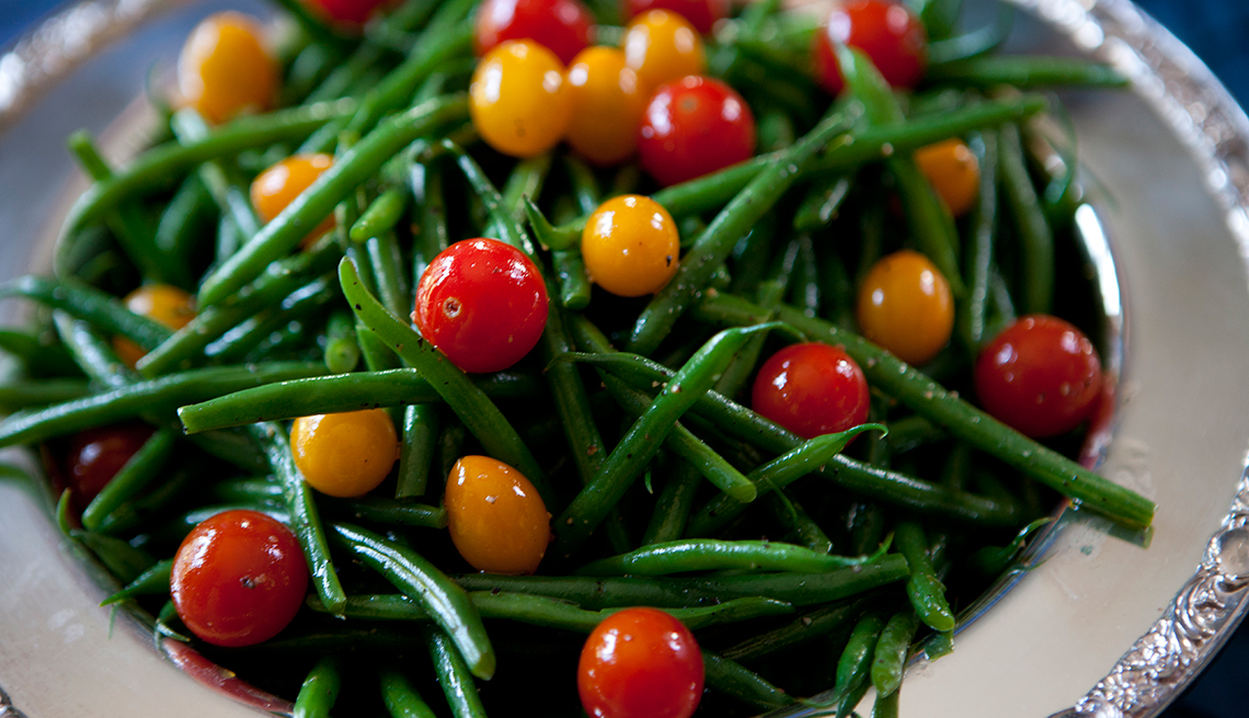 Green beans and cherry tomatoes, healthy holiday foods, How Not to Gain Those 10 Holiday Pounds