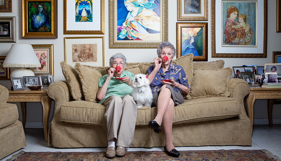 Serafina Rodriguez, 100, (izquierda) y su cuñada, Iraida Rodriguez, 95 (derecha).