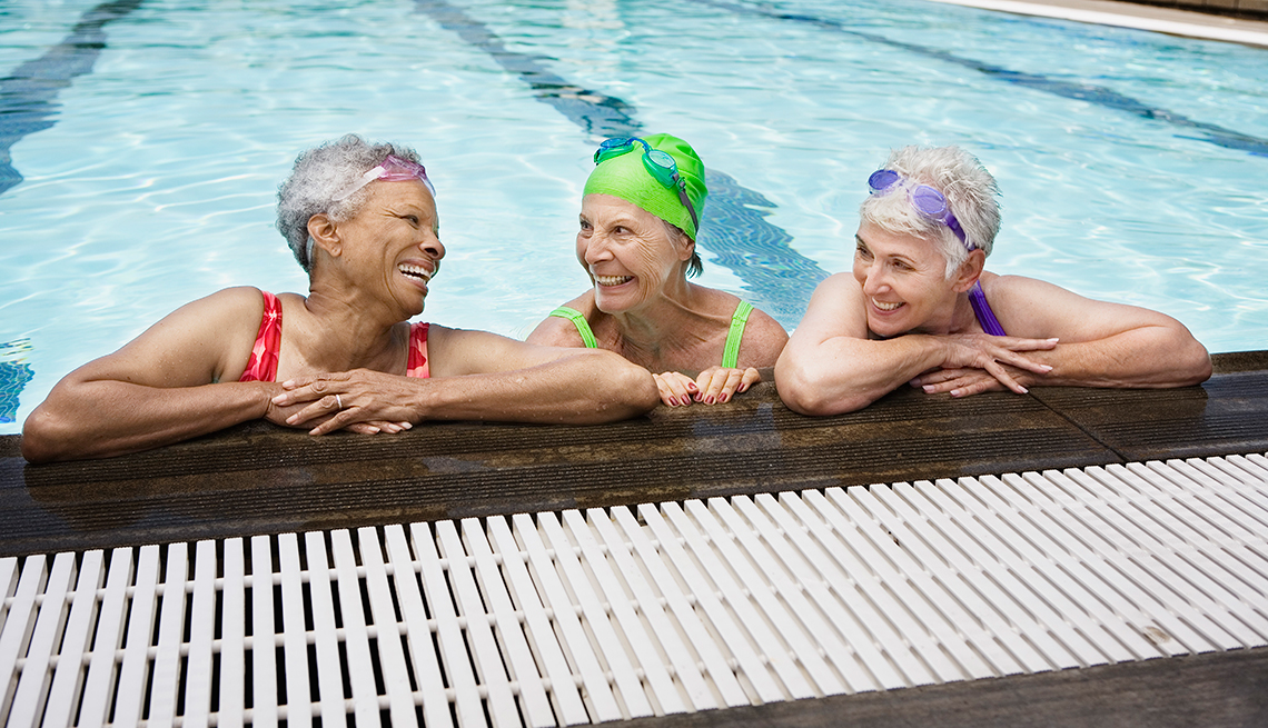Mujeres mayores en una piscina