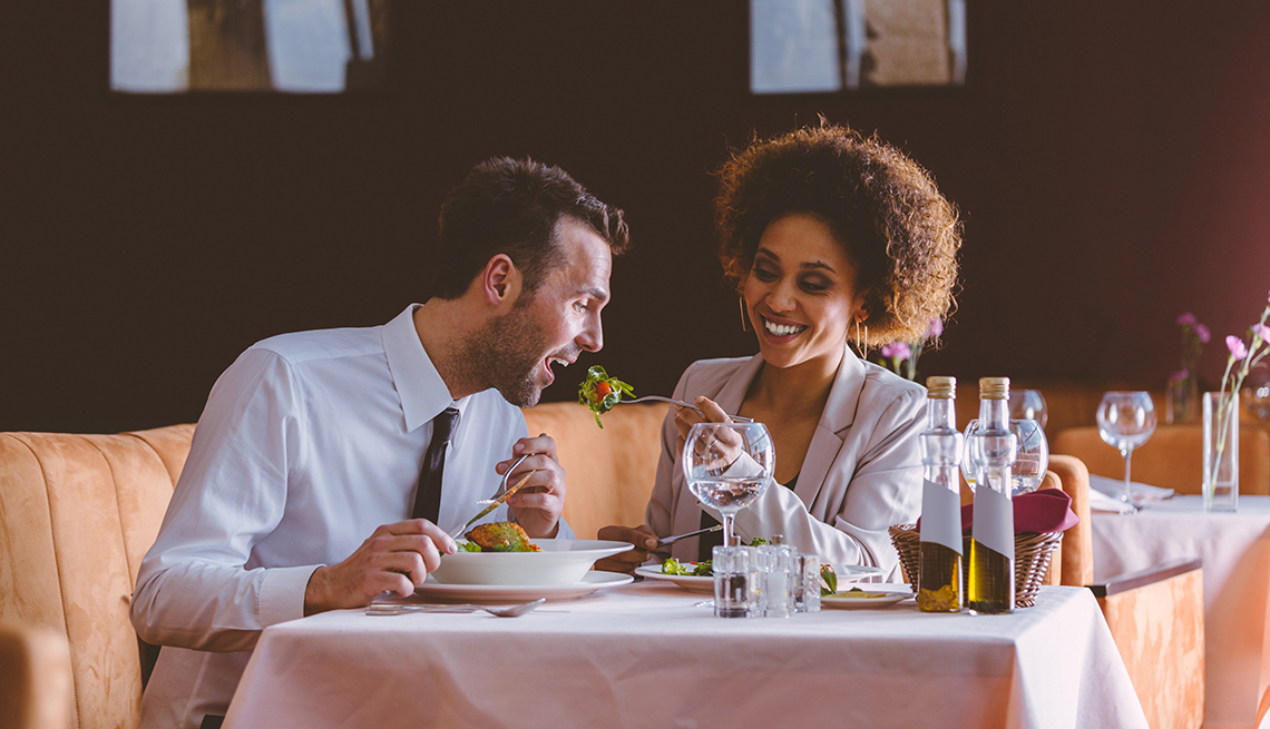 Alimentos que debes evitar antes de una salida romántica - Una pareja se da mutuamente comida