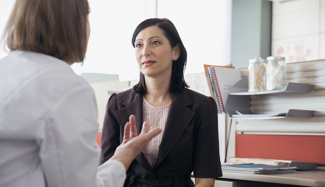 Mujer consultando a su ginecólogo