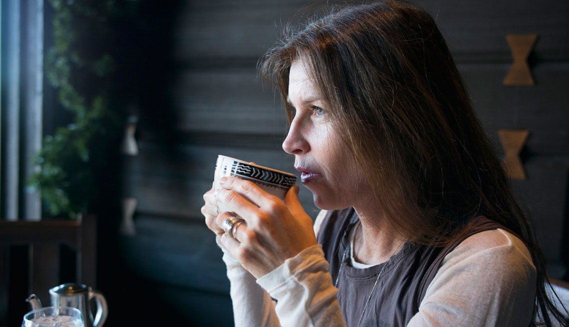 Mujer tomando té y meditando