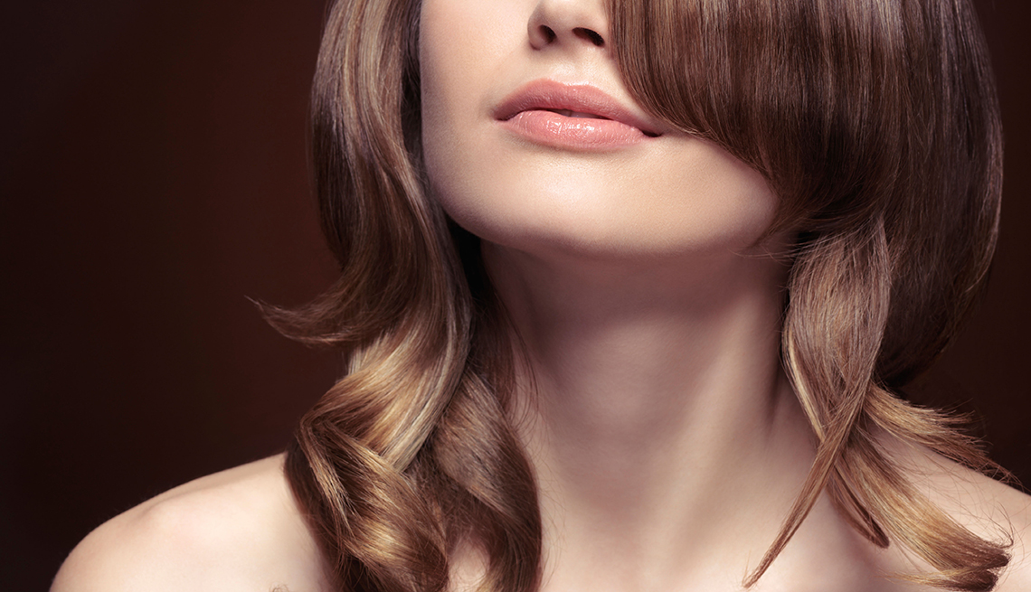 Cuello de una mujer con cabello largo que ilustra una cirugía de cuello para mejorar su apariencia