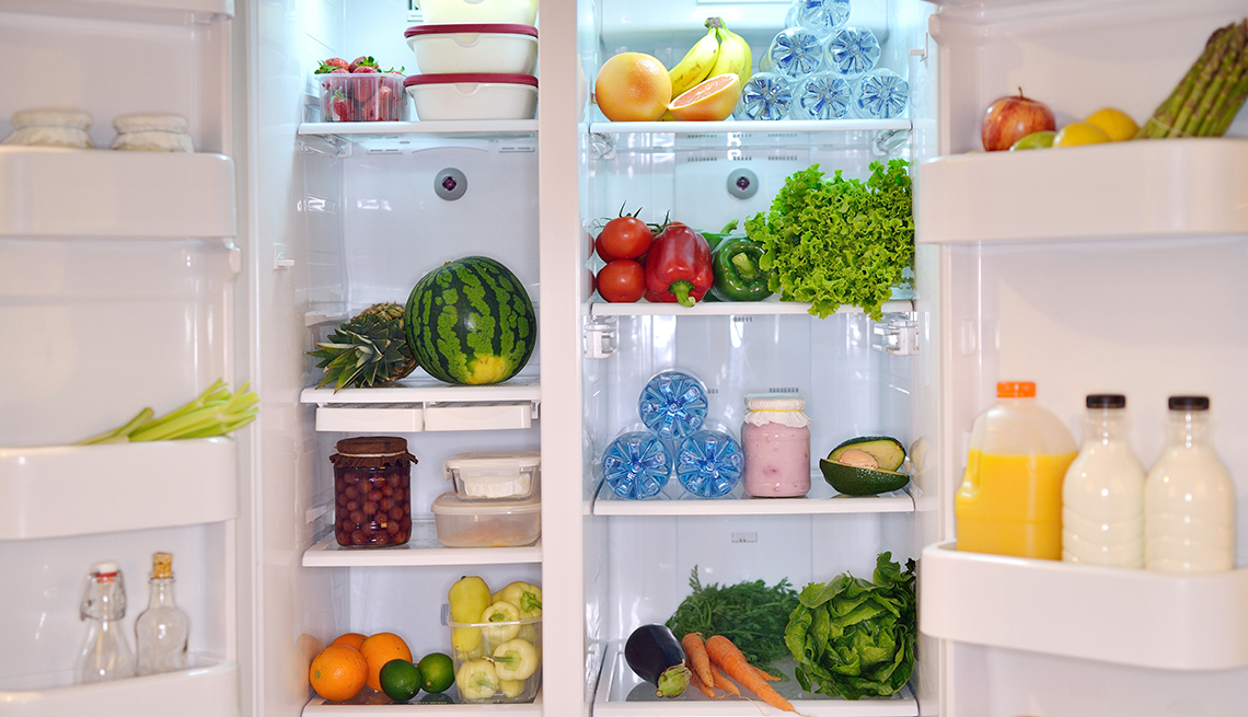 Refrigerador abierto y lleno de alimentos
