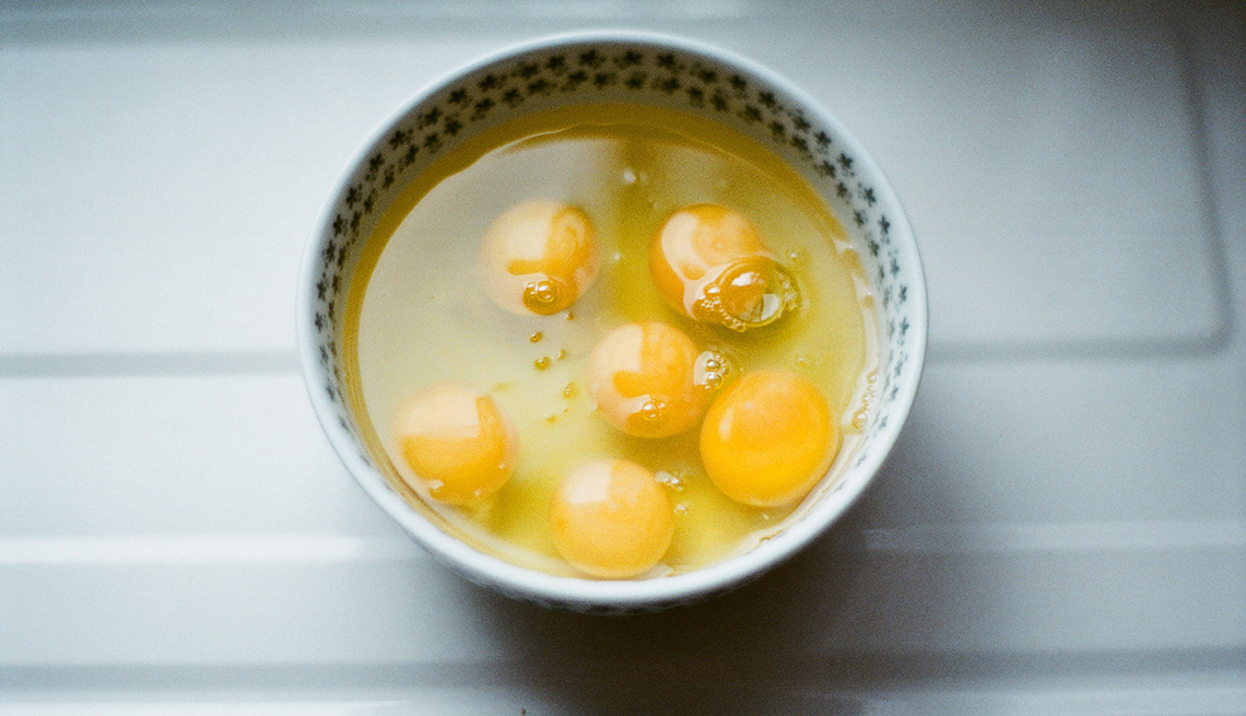 item 8 of Gallery image - Huevos crudos en un envase