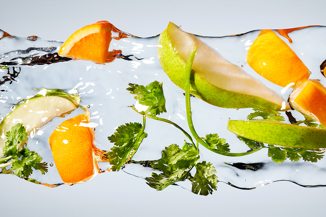 Mandarina, pero y cilantro en agua
