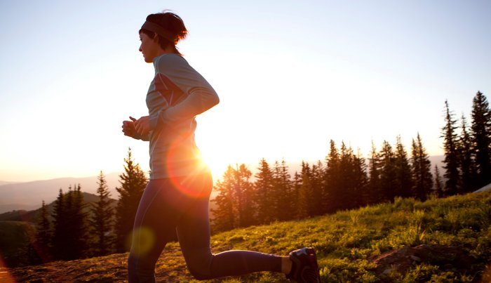 Mujer corriendo al aire libre