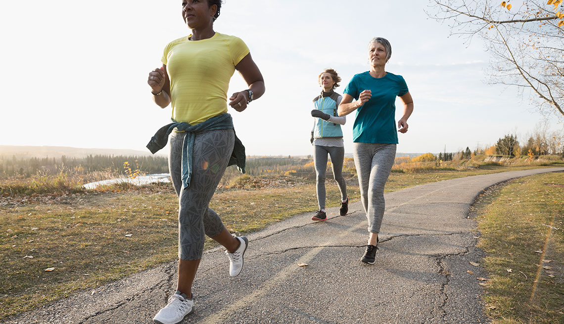 Mujeres corriendo al aire libre