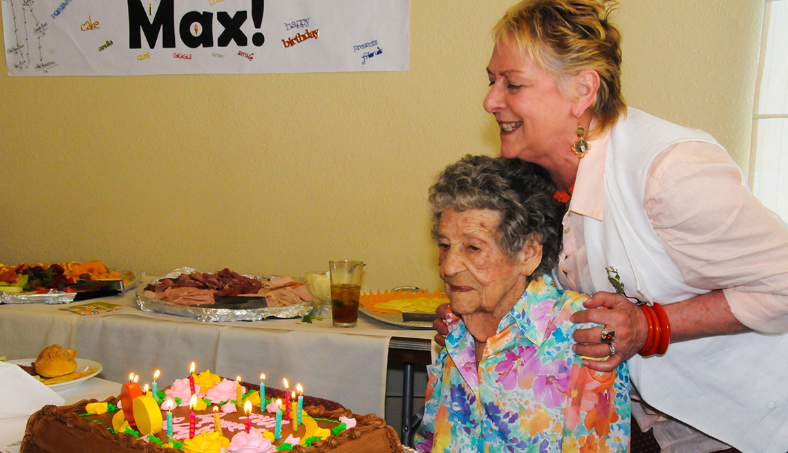 Maxine Stanich celebrando su cumpleaños 90