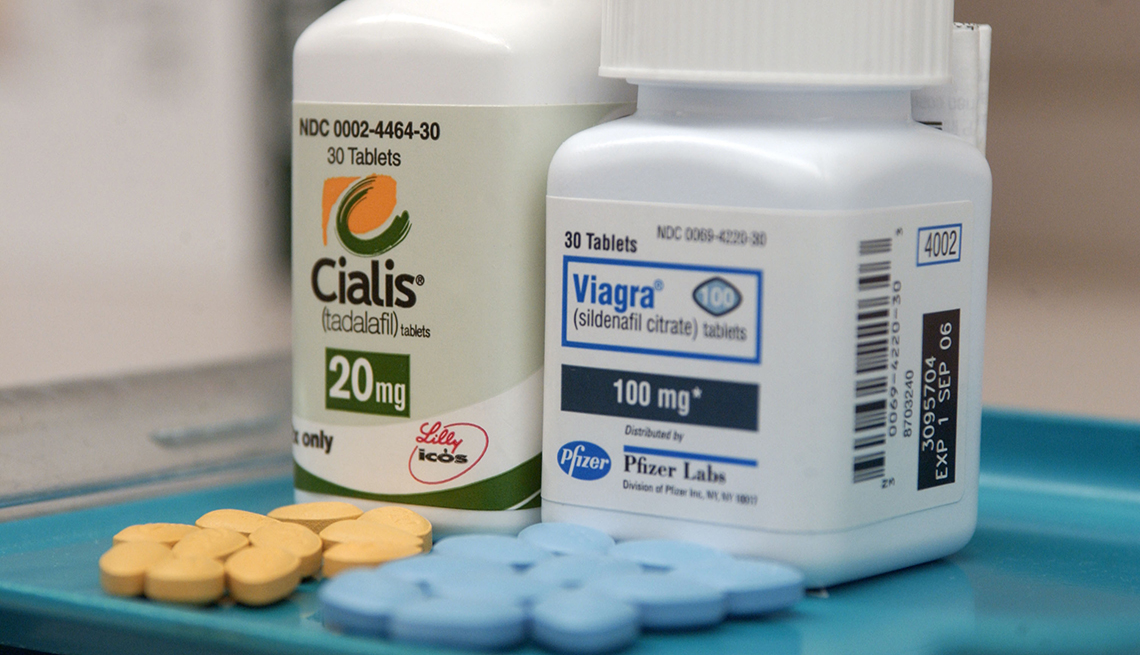Dos frascos de medicamentos Cialis y Viagra