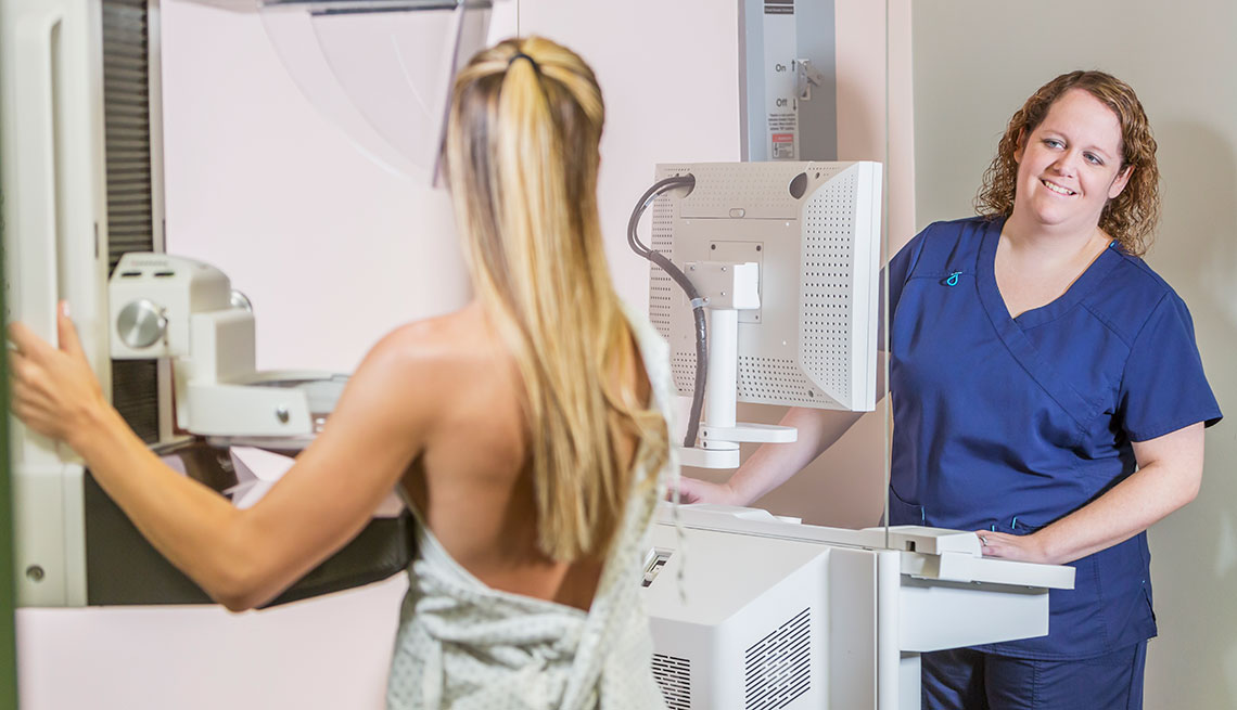 Profesional de la salud le hace mamografía a una mujer