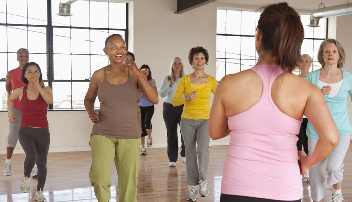 Mujeres mayores haciendo ejercicios