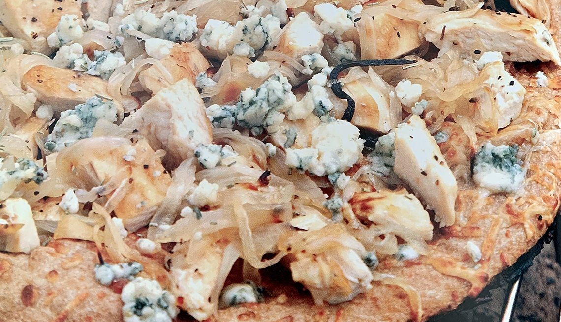 Pizza de pollo a la parrilla y cebolla caramelizada con queso azul