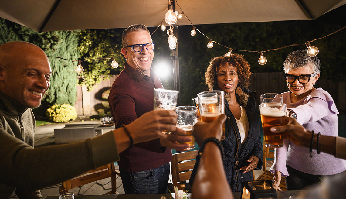Un grupo de personas brindando con cervezas