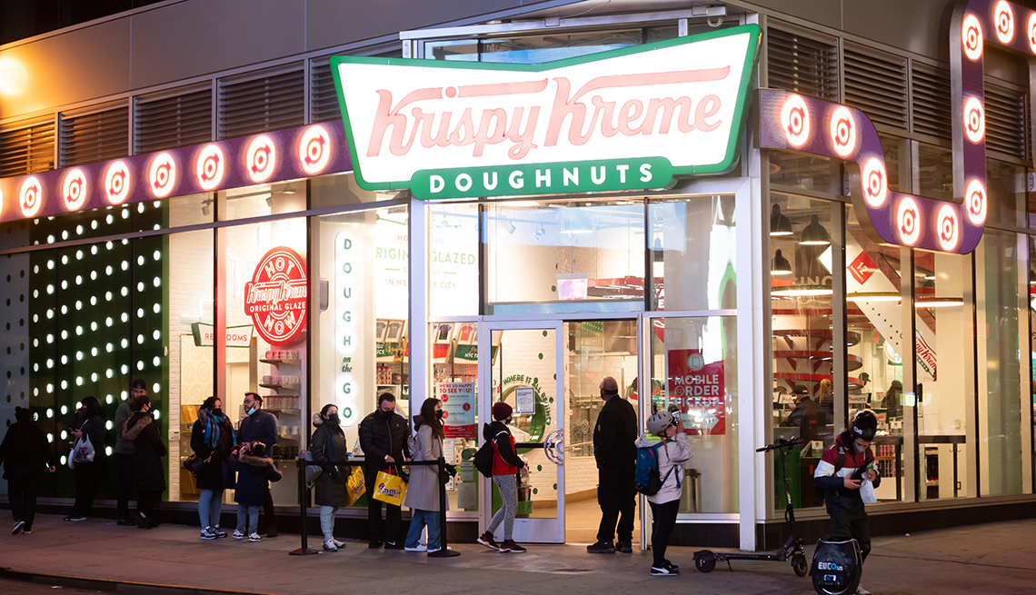 Personas hacen fila fuera de Krispy Kreme en Times Square, NY