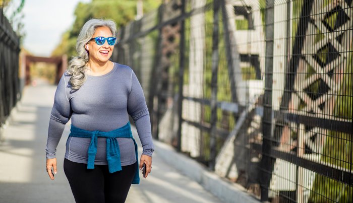 Una mujer camina sobre un puente