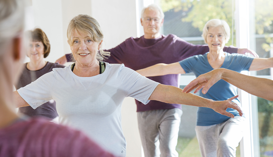 Grupo de personas mayores  haciendo ejercicios para mejorar el equilibrio