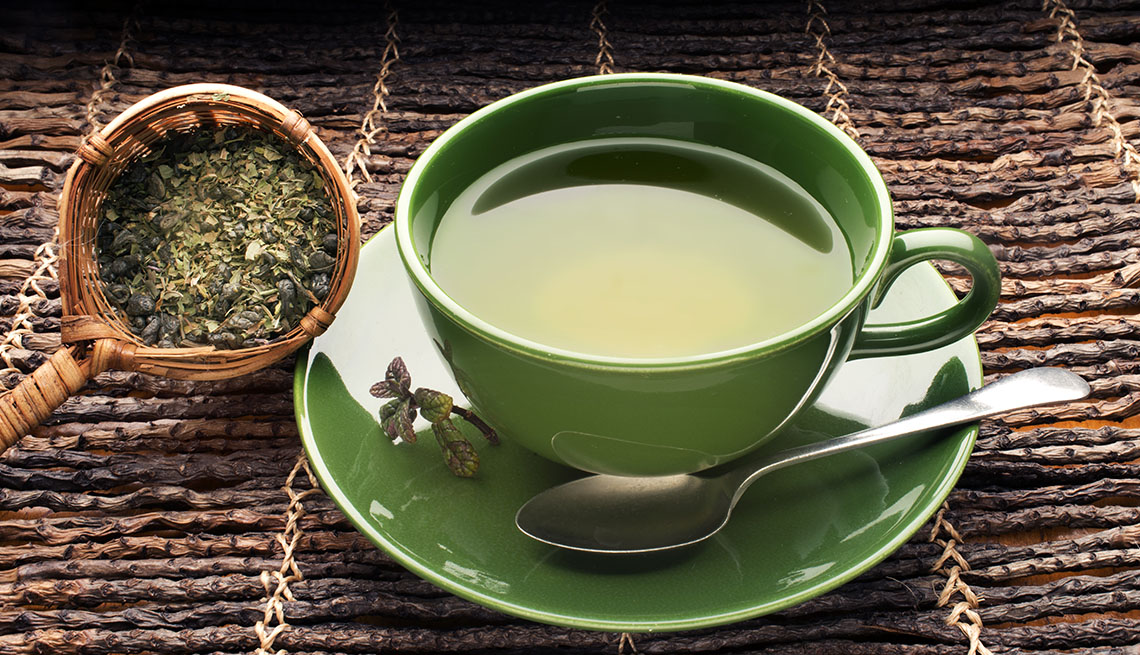Una taza de té verde sobre una mesa