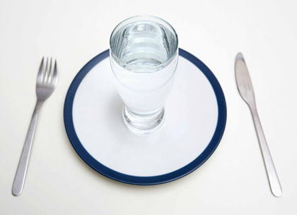 Vaso de agua en un plato de comida