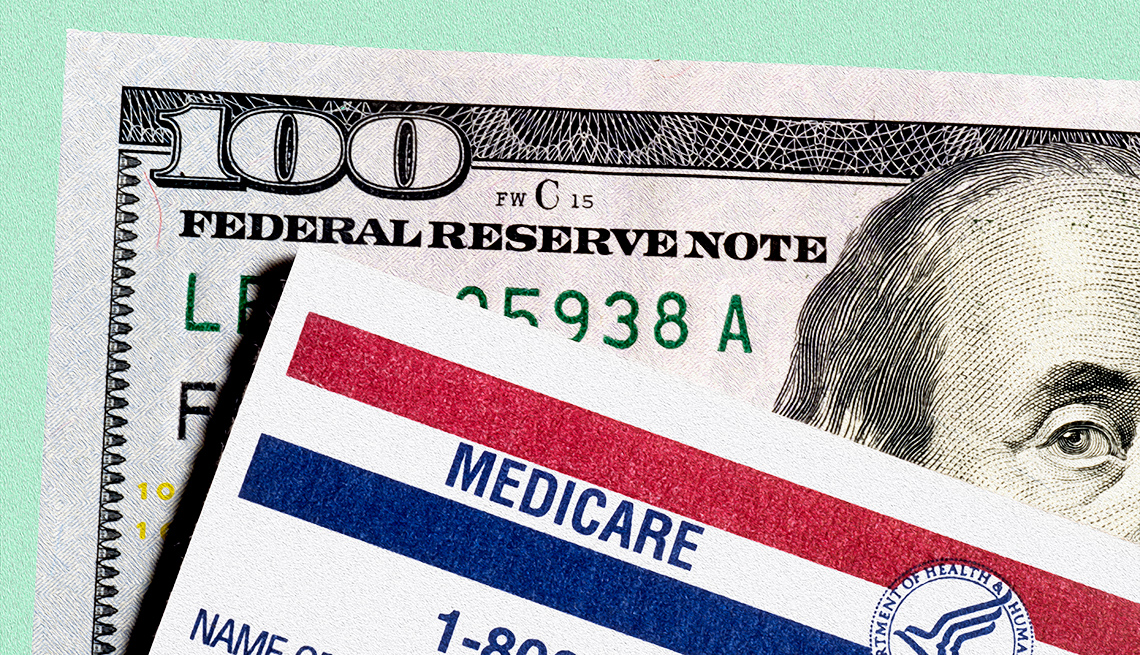 Tarjeta de Medicare sobre un billete de $100