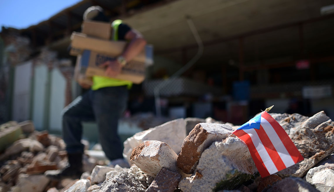 Hombre camina sobre escombros luego del terremoto en Puerto Rico