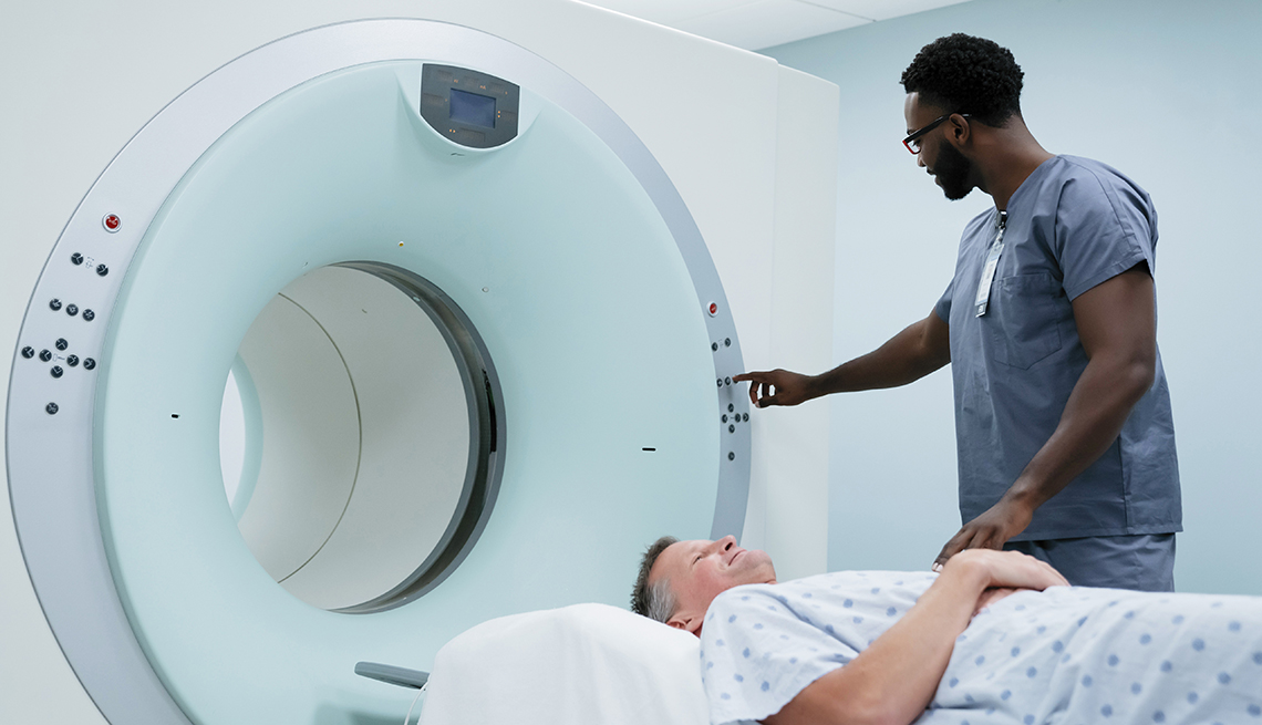 Personal médico le realiza un estudio de resonancia magnética a un paciente