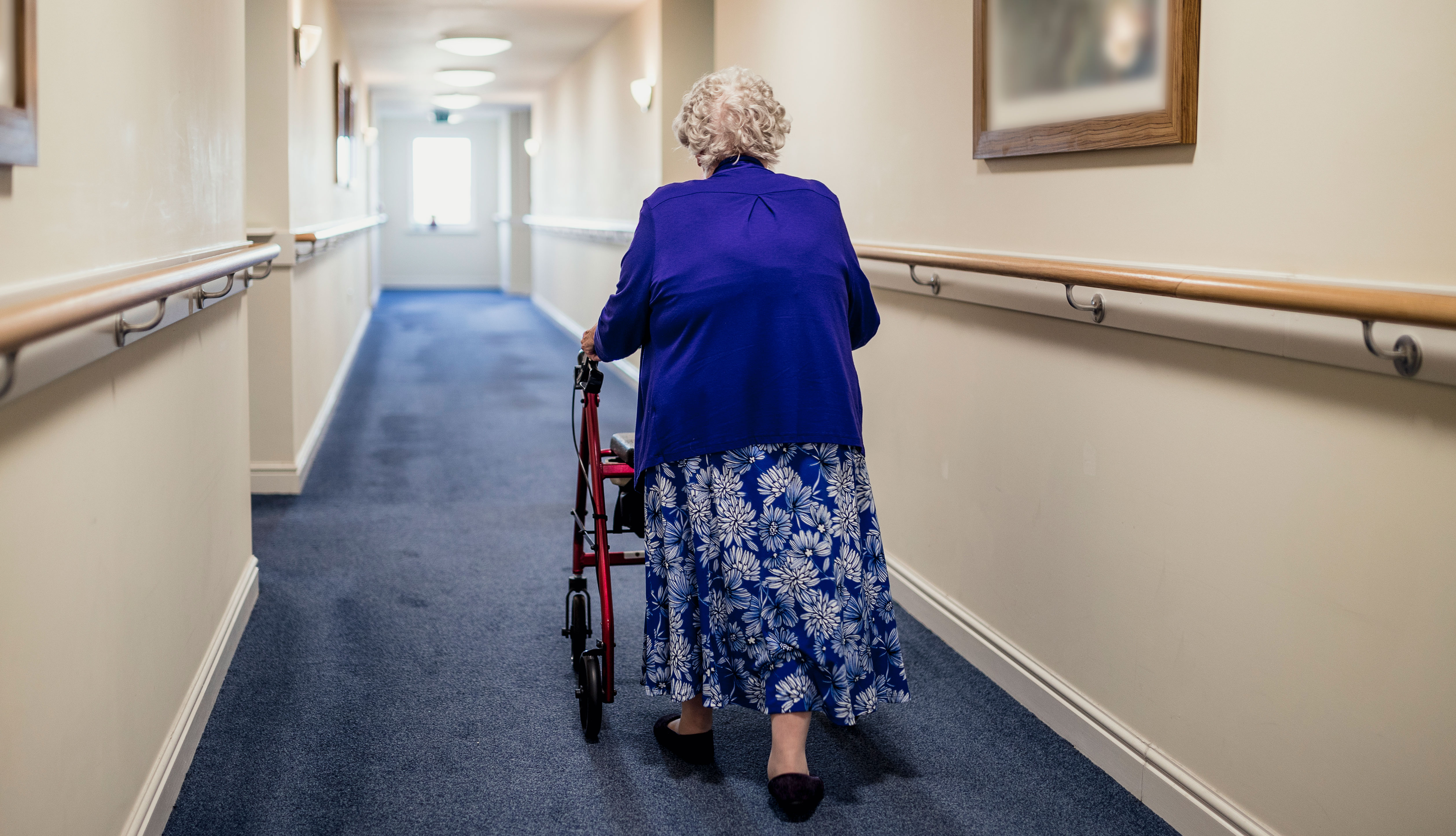 Mujer mayor camina con un andador
