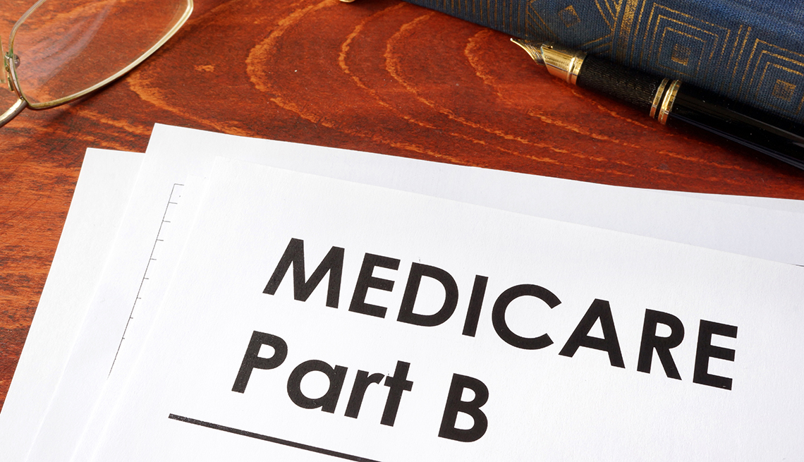Documento sobre un escritorio que dice Medicare Parte B