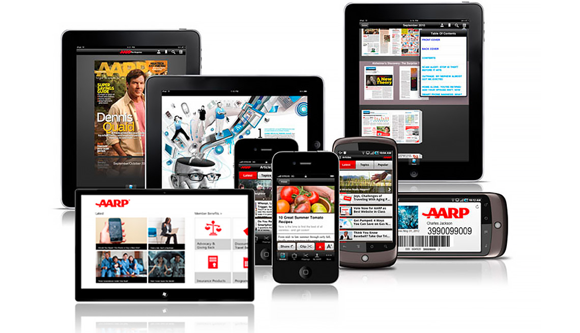 Varias tabletas electrónicas y teléfonos móvil mostrando contenido de AARP