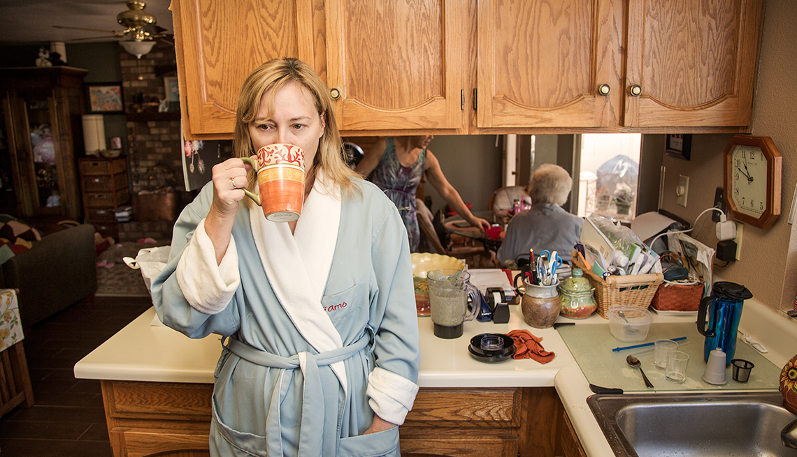 Amy Goyer tomando un café temprano en la mañana, Cómo balancear el trabajo y el cuidado de un ser querido
