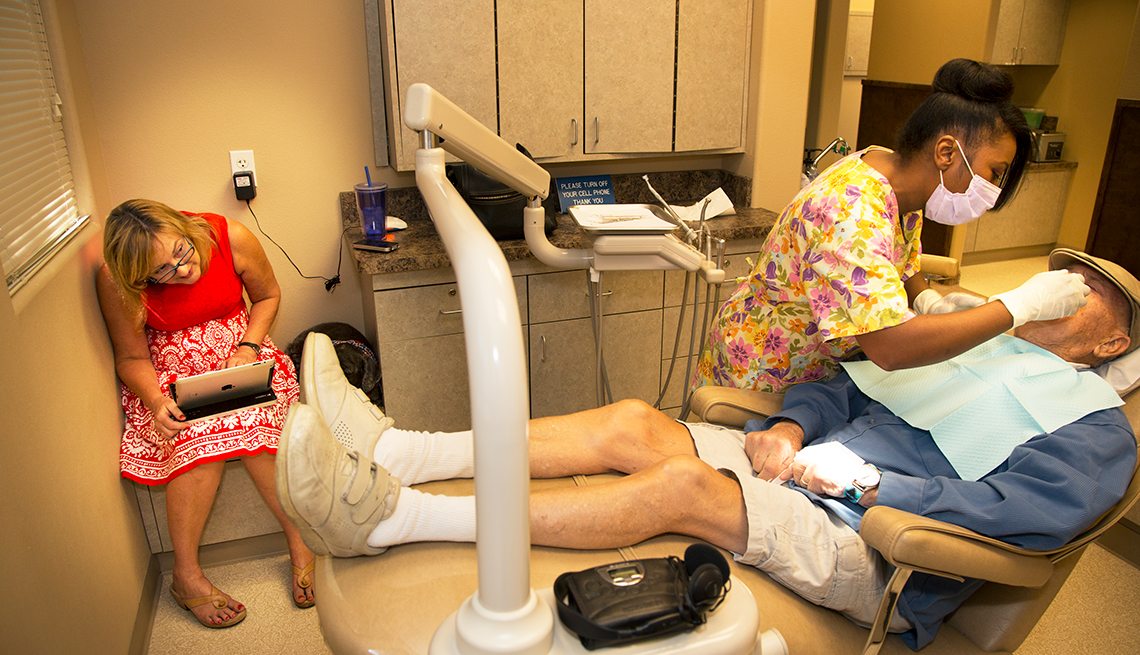 Amy Goyer y su padre Robert Goyer en la oficina del dentista, Cómo balancear el trabajo y el cuidado de un ser querido