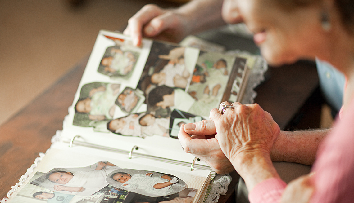 Beneficios De Los Recuerdos Para Tu Salud - Mantener La Memoria - AARP